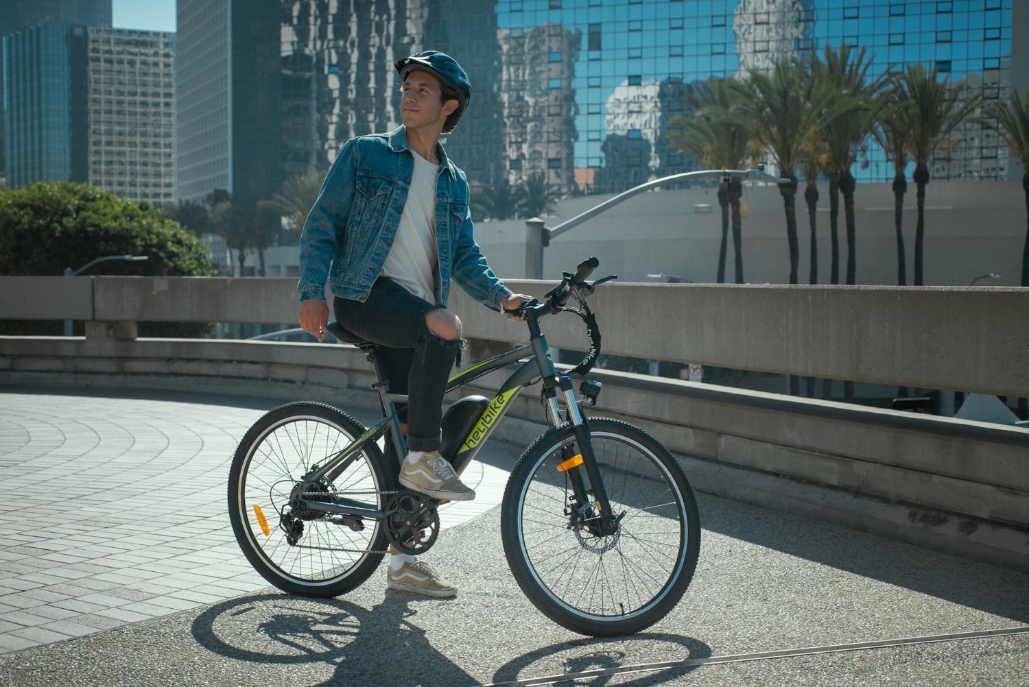 mężczyzna na rowerze do pracy